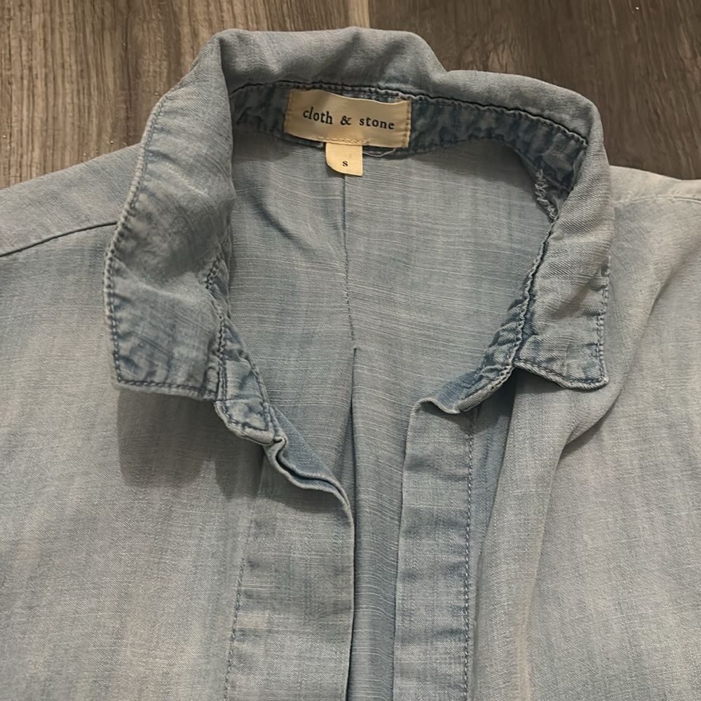 cloth & stone Light Wash Denim Button-Front Shirt - Picture 2 of 4